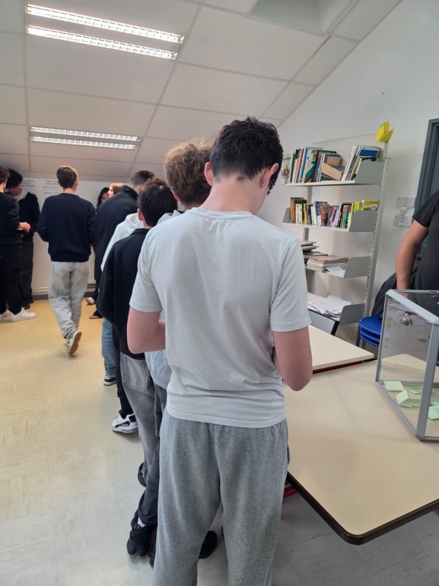 En attendant d'émarger après avoir voté...