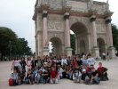 Tout le groupe (6ème2 et 6ème3) devant l'Arc de triomphe du jardin des (...)