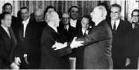 Poignée de mains entre Konrad Adenauer et Charles de Gaulle